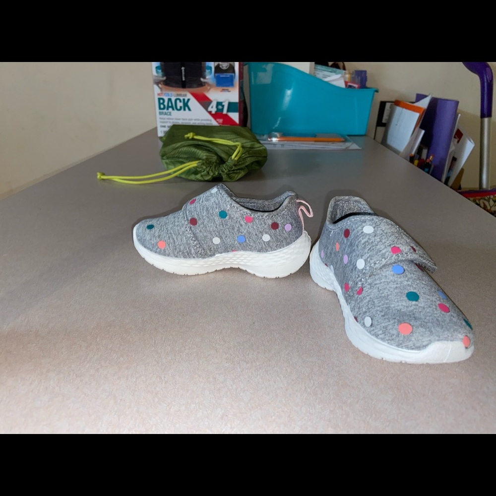 NWOT Carter’s size 6 sneaker